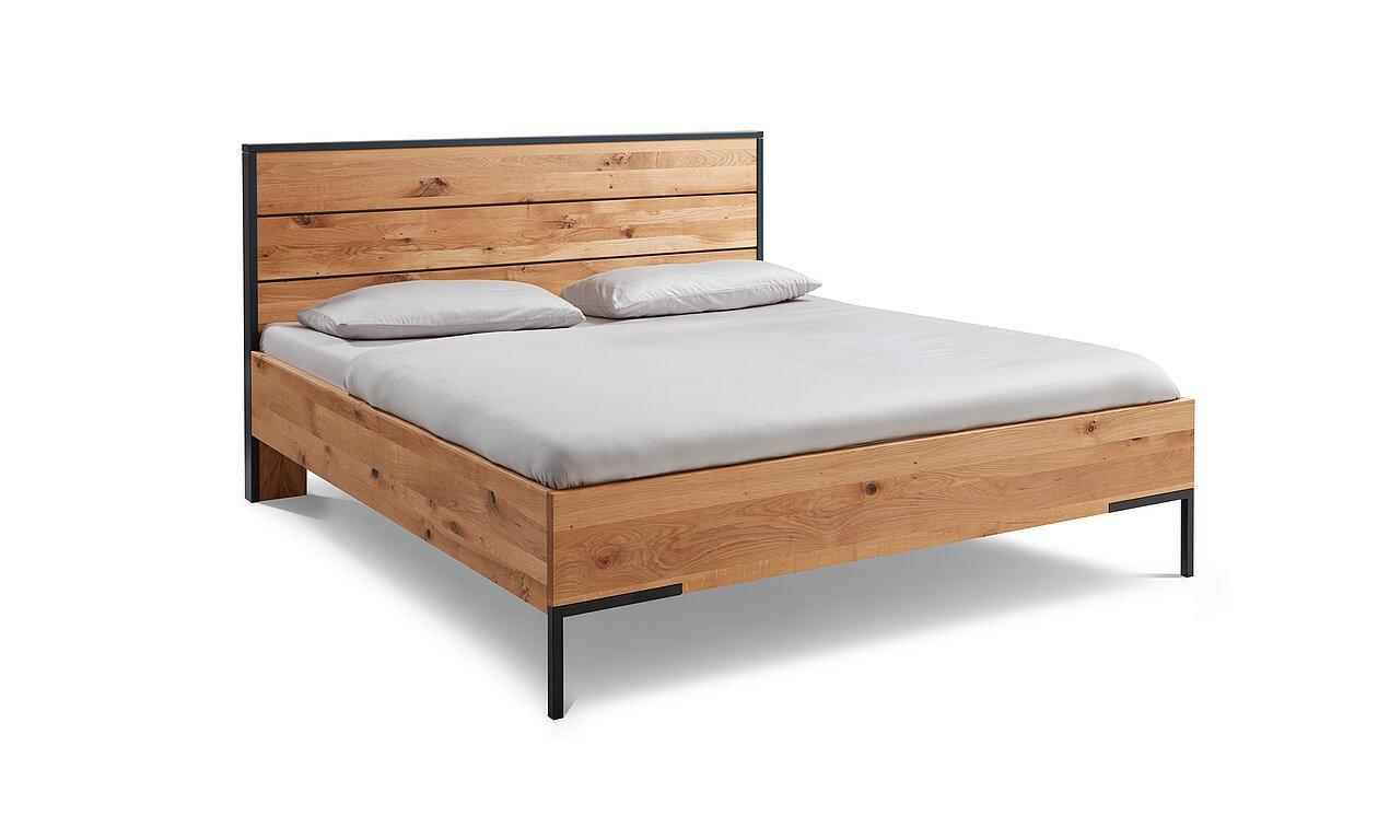 Bett Florenz Massiv mit Holzrückwand